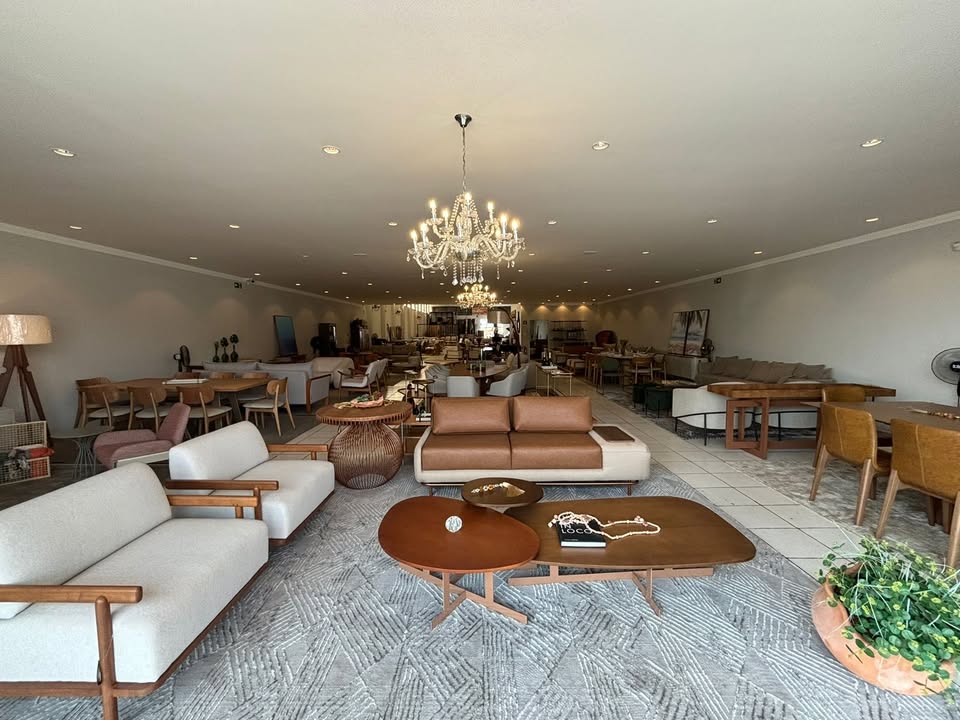 Showroom da Jotinha's Design, Móveis e Colchões com sofás, mesas e peças de decoração